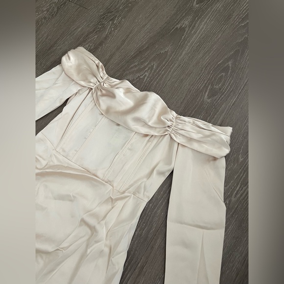 PrettyLittleThing Champagne satin pleat detail Berteau flared sleeve shift dress - Picture 7 of 11